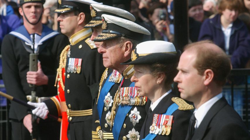 Prinz Andrew, Charles, Philip, Anne und Edward bei der Beerdigung von Queen Mom 2002