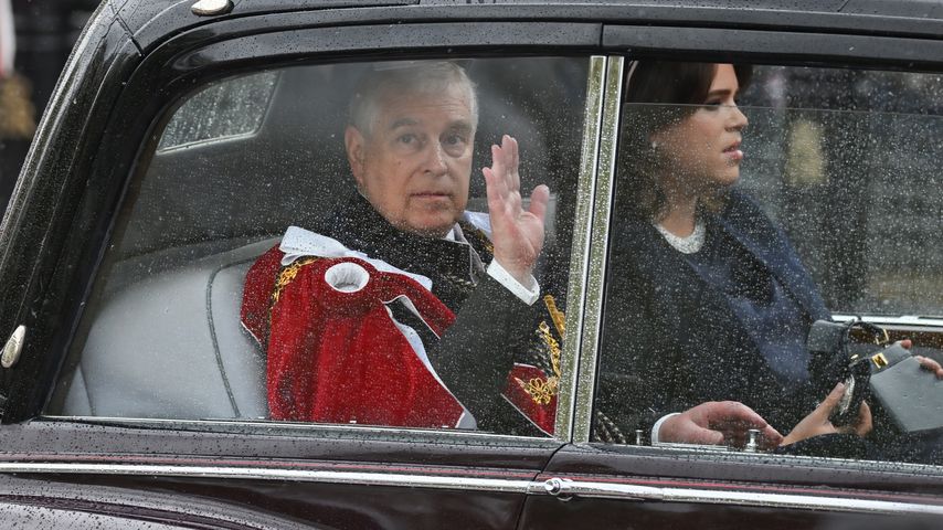Charles' Krönung: Schwangere Eugenie mit Beatrice angekommen