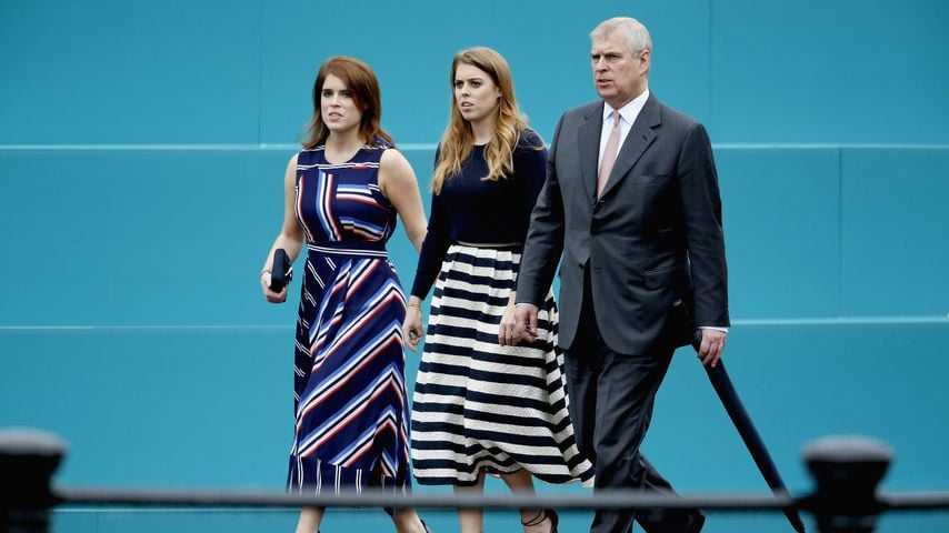 Prinz Andrew mit seinen Töchtern Eugenie (links) und Beatrice (rechts)