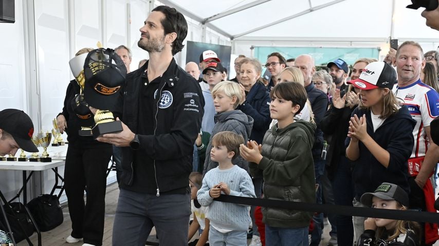 Prinz Carl Philip mit seinen Söhnen Julian und Alexander beim Prinz-Carl-Philip-Rennpokal, Karlskoga