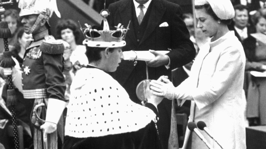 Prinz Charles und Queen Elizabeth II. bei seiner Investitur 1969