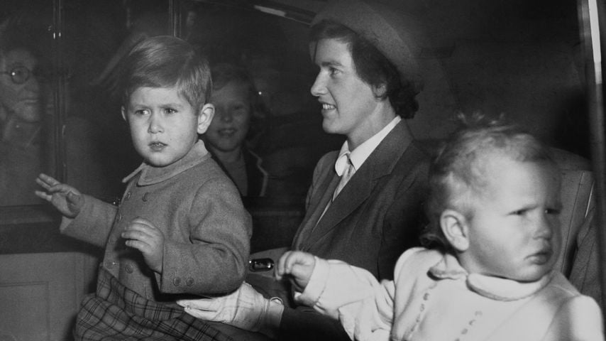 Prinz Charles mit Mabel Anderson und Prinzessin Anne auf dem Weg vom Clarence House zum Buckingham Palace