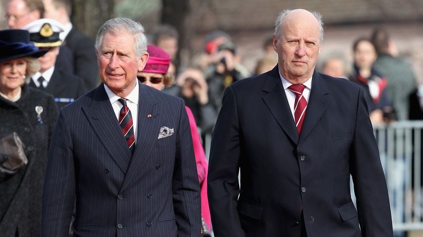 König Charles und König Harald bei der Kranzniederlegung an der Festung Akershus in Oslo