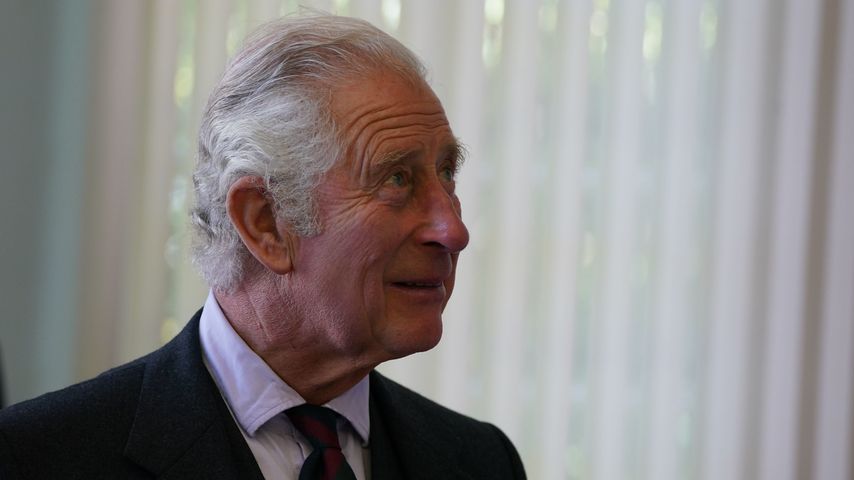 Nach Stift-Panne: Charles unterzeichnet mit eigenem Stift