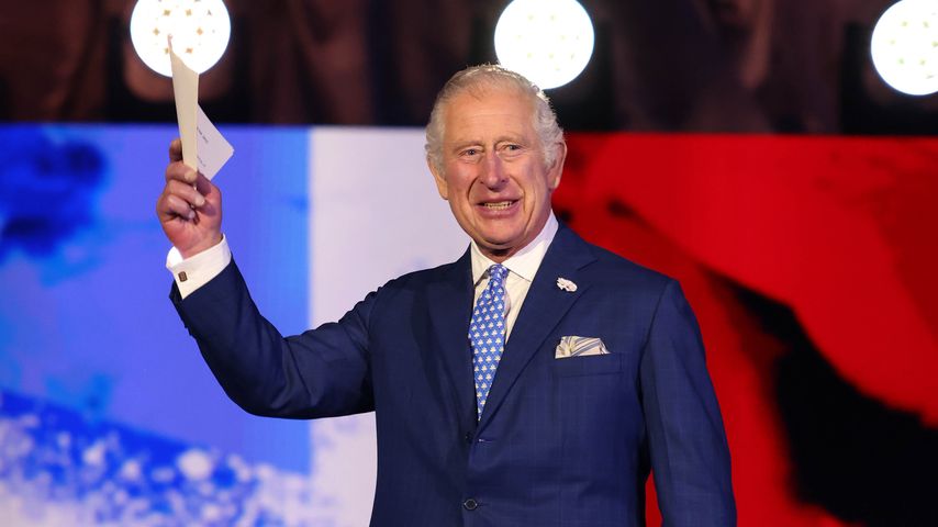 Wie niedlich! Prinz Charles nennt die Queen in Rede "Mami"