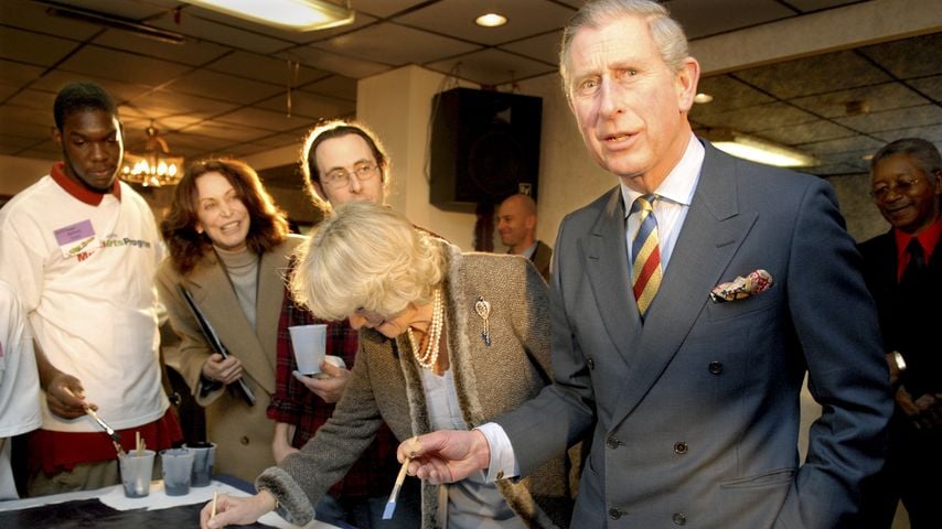 Der damalige Prinz Charles und Camilla Parker-Bowles helfen in der Heavenly Hall Church in Philadelphia beim Malen eines Wandgemäldes, Januar 2007