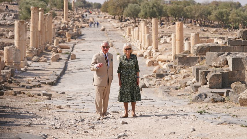 Wie Urlaubsfoto! Charles und Camilla besuchen Ruinenstadt