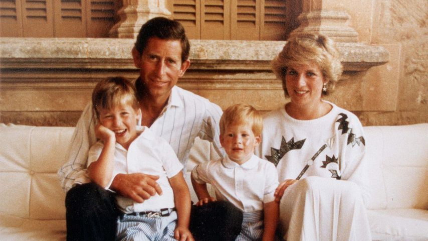 Prinz Charles und Prinzessin Diana mit Prinz William (links) und Prinz Harry  (rechts), 1987