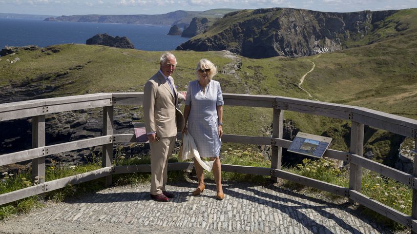 Mythischer Ausflug: Charles & Camilla sommerlich unterwegs