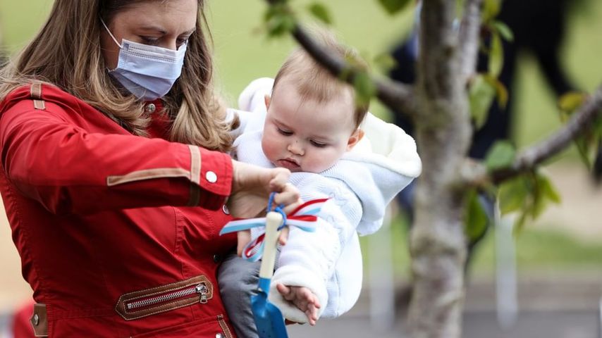 Prinz Charles von Luxemburg auf dem Arm seiner Mama Stéphanie