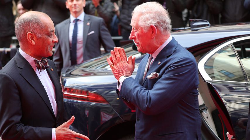 Prinz Charles begrüßt Sir Kenneth Olisa bei einem Event in London im März 2020