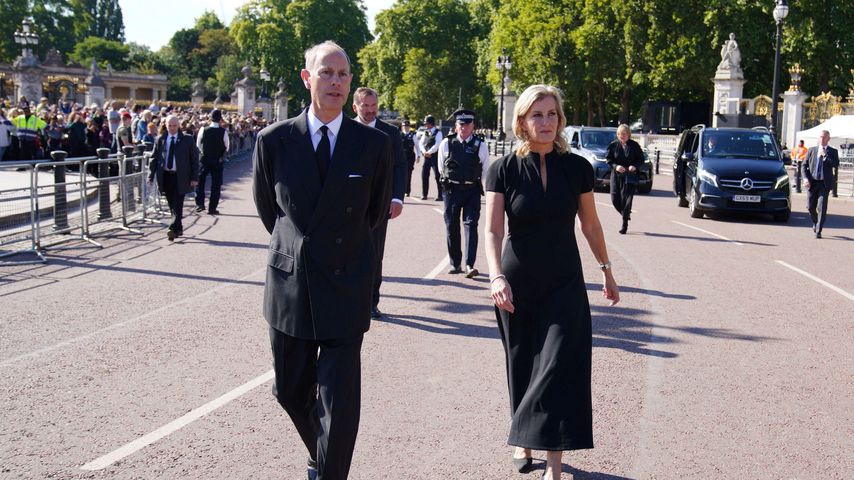 Edward und Sophie treffen auf Fans vor Buckingham Palace!