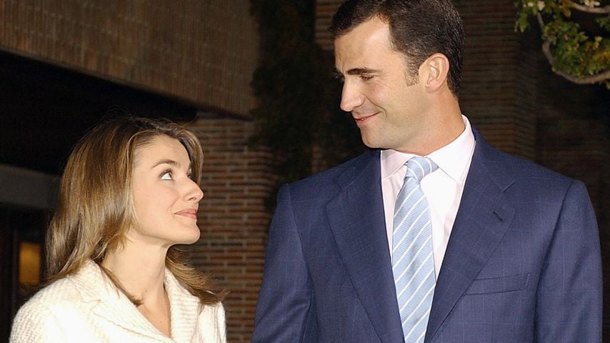 Prinz Felipe von Spanien mit seiner Verlobten Letizia Ortiz im Zarzuela-Palast, 3. November 2003