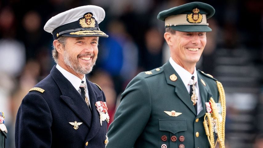 König Frederik strahlt mit Prinz Joachim bei Neujahrsgala