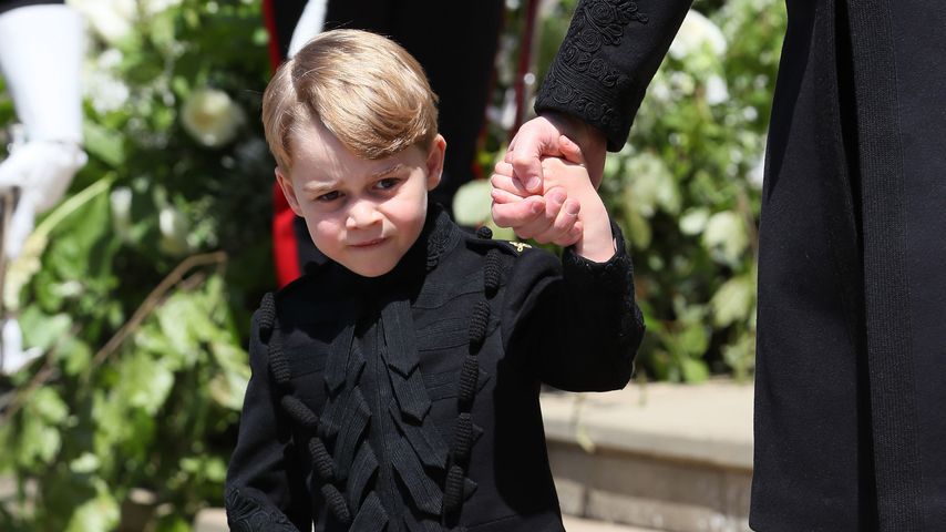 Zu schüchtern: Prinz George versteckt sich hinter William