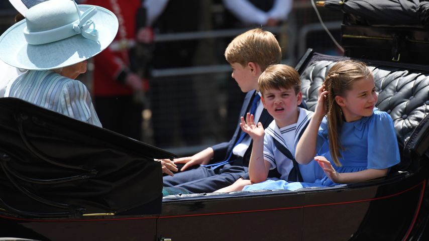 Bei Queen-Parade: Charlotte hat kleinen Bruder voll im Griff