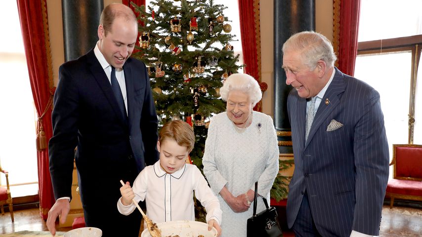 Prinz George, Prinz William, Queen Elizabeth II. und Prinz Charles beim Backen im Dezember 2019
