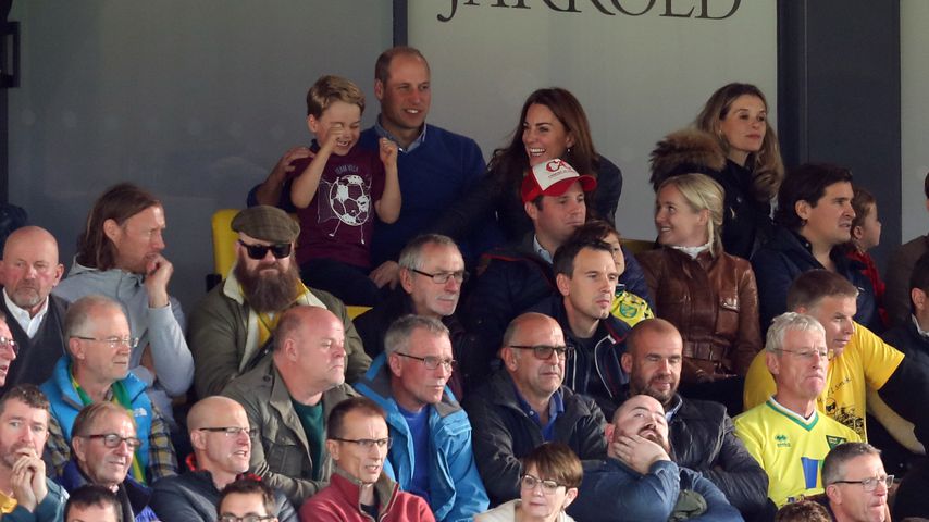 Prinz George, Prinz William und Herzogin Kate im Fußballstadion