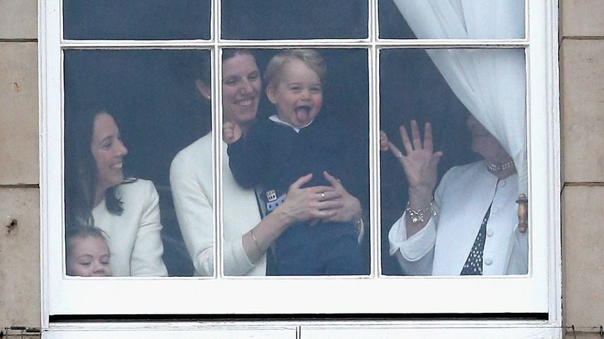 Prinz George von Cambridge winkt mit Maria Teresa Turrion Borrallo beim Trooping the Colour im Buckingham-Palast
