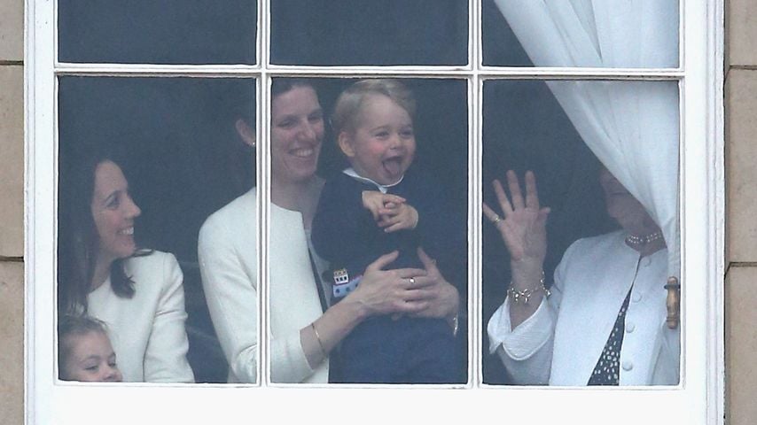 Prinz George winkt vom Fenster des Buckingham Palace, gehalten von Maria Teresa Turrion Borrallo
