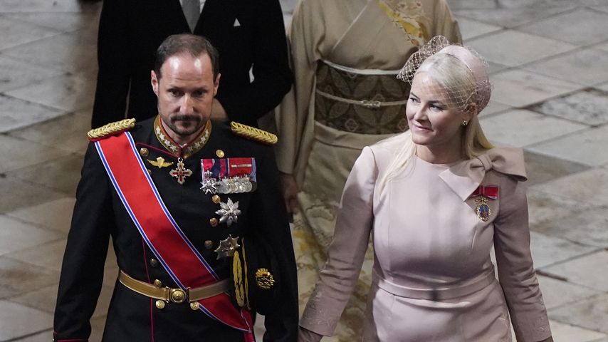 Kronprinz Haakon mit Kronprinzessin Mette-Marit bei der Krönung