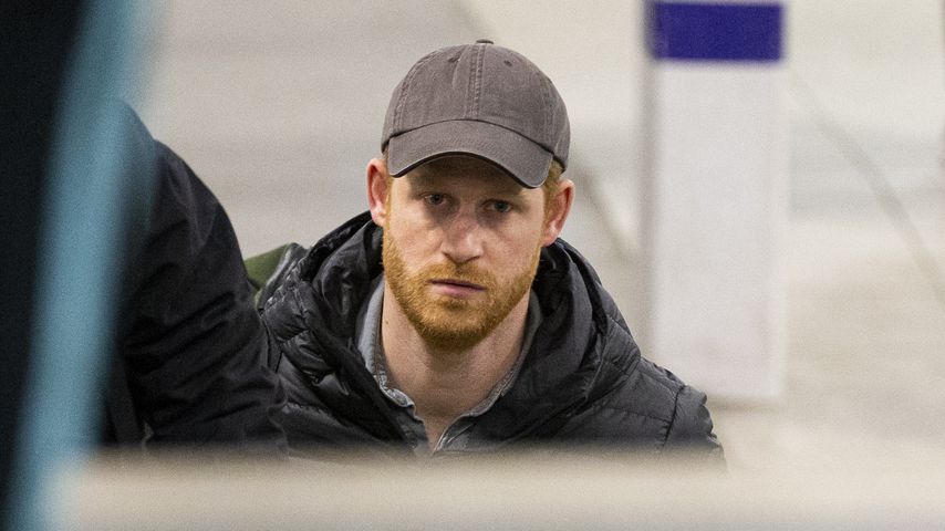 Betrübter Blick: Prinz Harry allein in Schottland angekommen