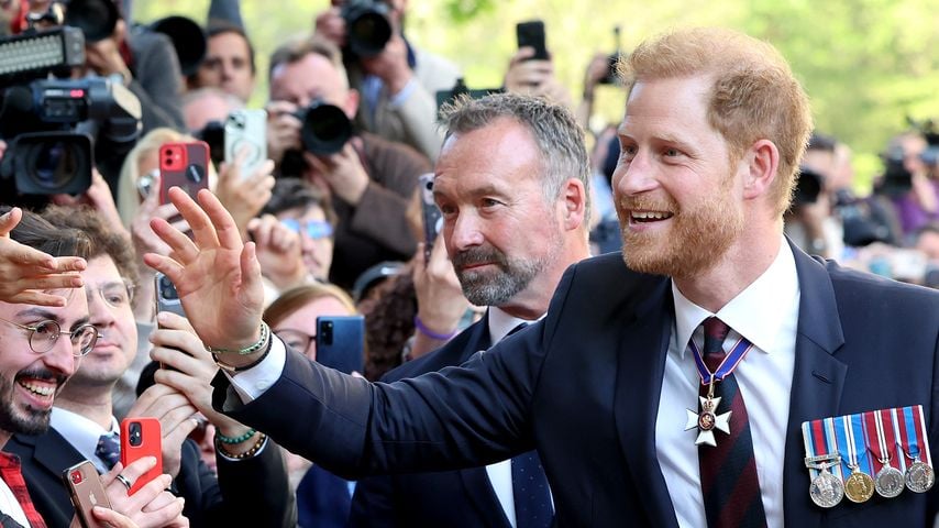 Kurz angebunden? Prinz Harry begrüßt jubelnde Fans in London