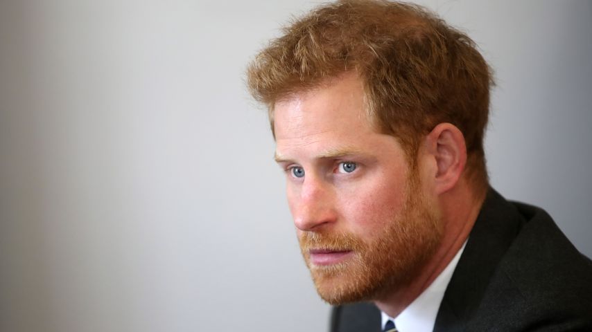 Vermisst er Meghan? Prinz Harry fummelt an Ehering herum!