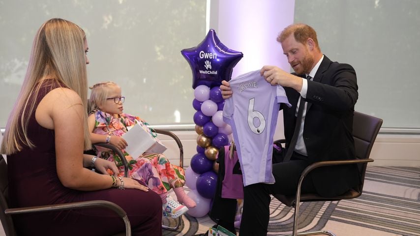 Prinz Harry erhält ein Fußballshirt, September 2025