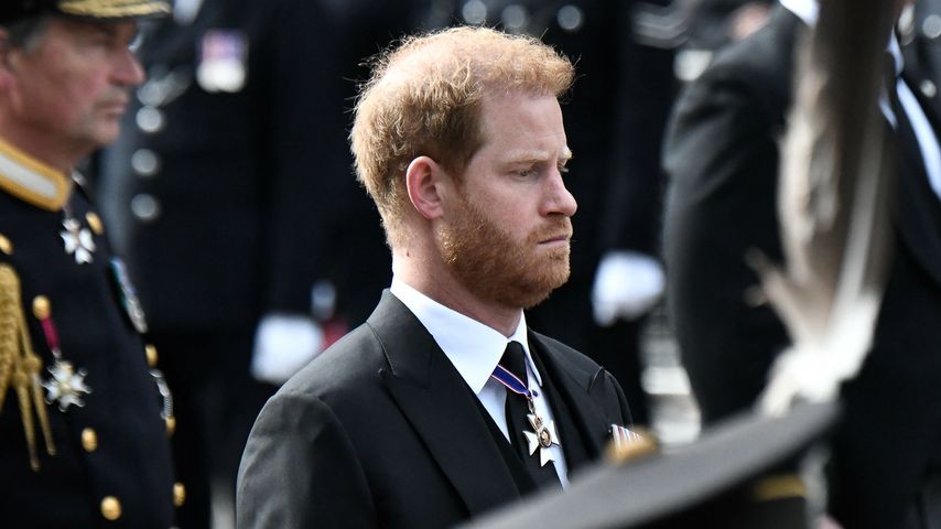 Prinz Harry beim Trauerzug im Rahmen der Beerdigung der Queen