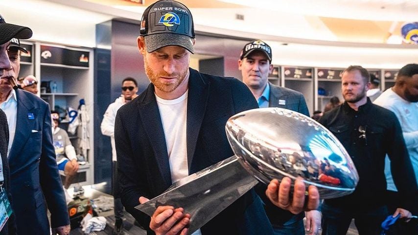 Beim Super Bowl: Prinz Harry durfte den Siegerpokal halten