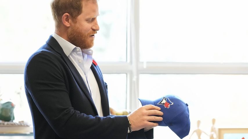 Prinz Harry entschuldigt sich humorvoll für "Mützenskandal"