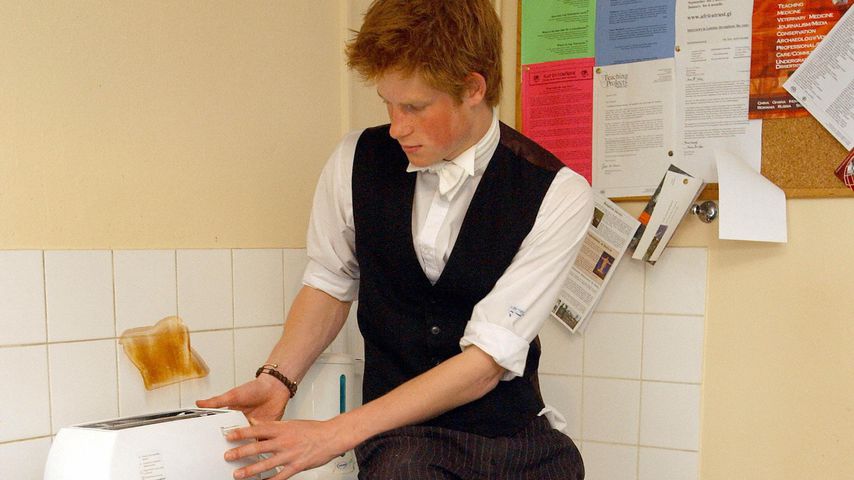 Prinz Harry in der Gemeinschaftsküche des Eton Colleges, 2003