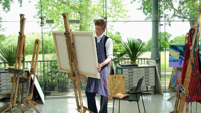 Prinz Harry während des Kunstunterrichts am Eton College, 2003