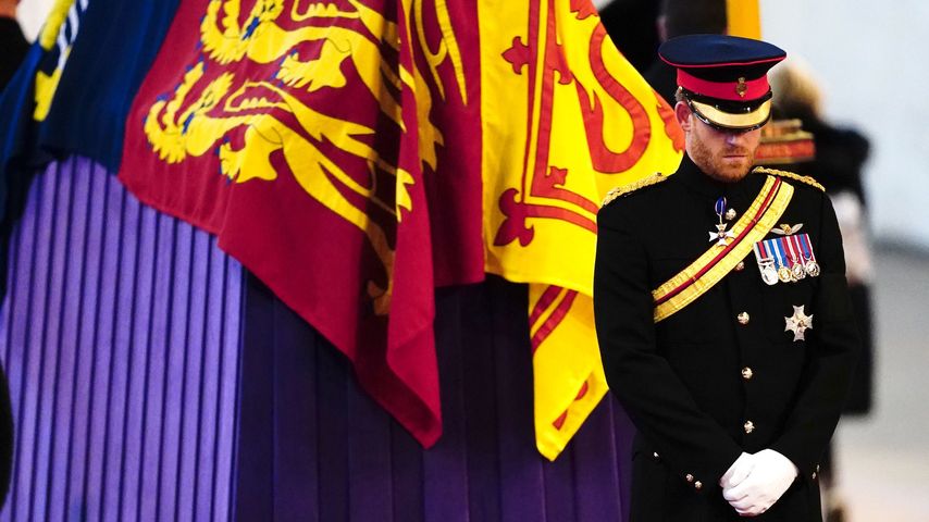 Prinz Harry in Militäruniform bei der Mahnwache für die Queen im September 2022