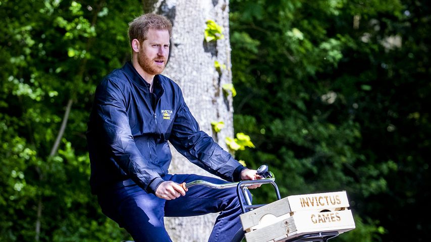So gar nicht royal: Prinz Harry auf Linienflug unterwegs!