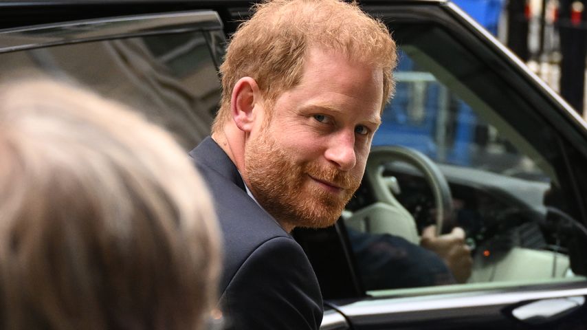 Prinz Harry erscheint gut gelaunt am zweiten Prozesstag!