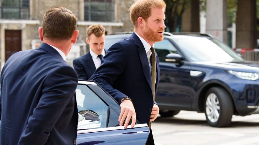 Genau wie Meghan: Prinz Harry schließt die Autotür selbst
