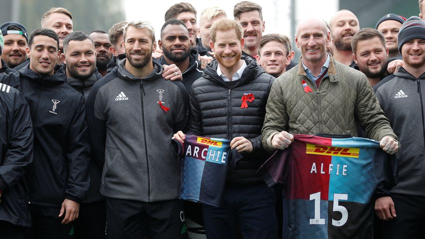 Prinz Harry mit einem Archie-Trikot