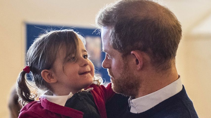 Prinz Harry mit einem Mädchen im November 2019