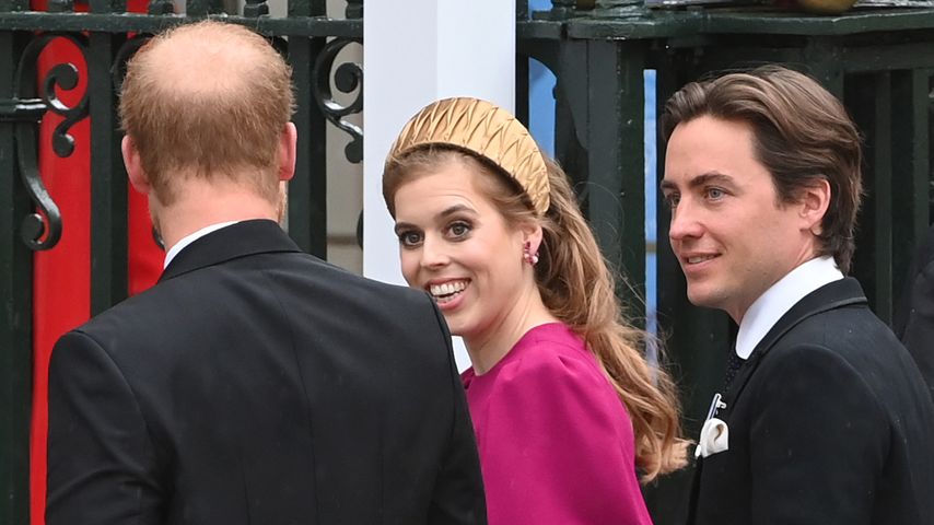 Prinz Harry mit Prinzessin Beatrice bei der Krönung
