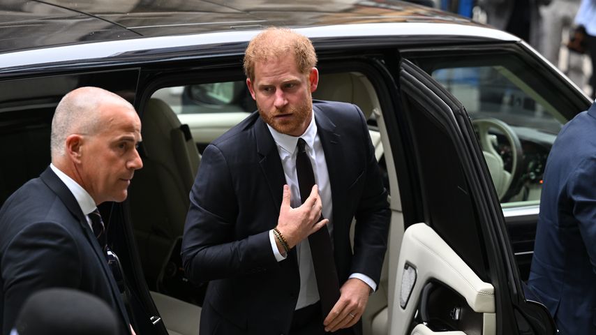 Er ist da: Prinz Harry für Prozess am Gericht angekommen!