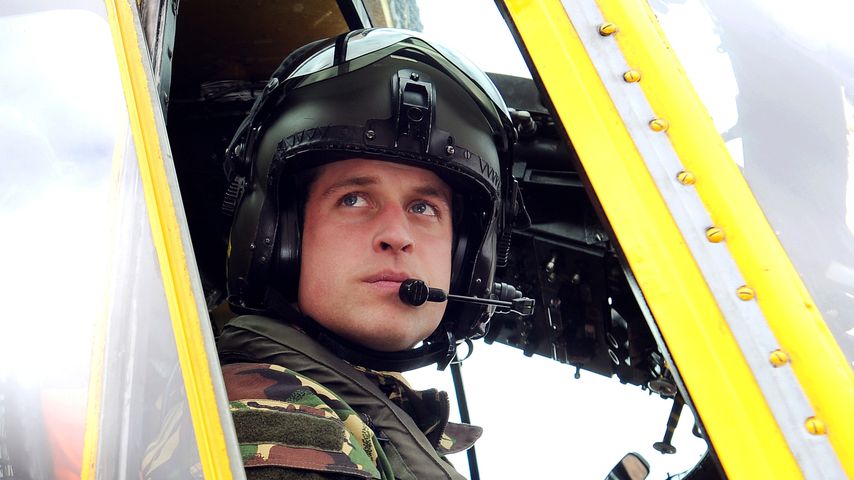 Prinz Harry in einem Helikopter im Juni 2011
