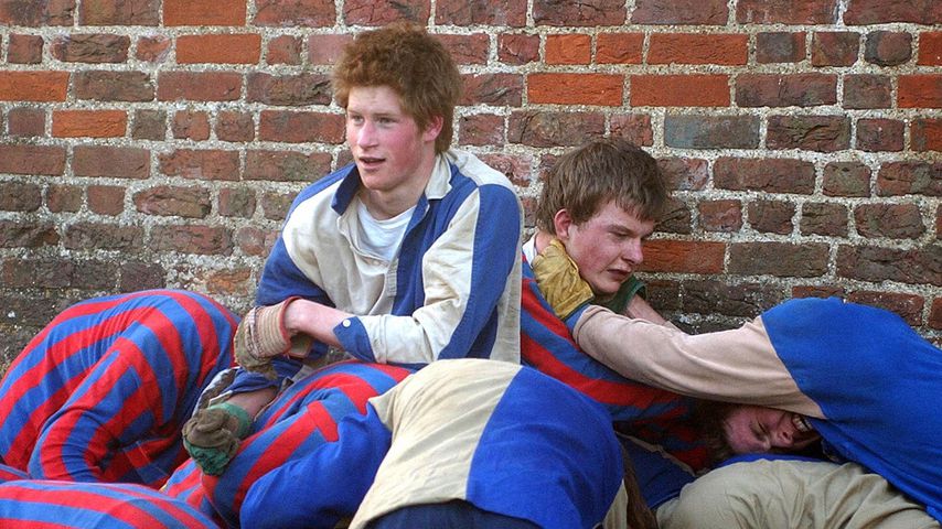 Prinz Harry spielt das "Wall Game" am Eton College, 2003