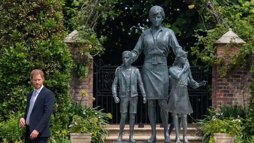 Prinz Harry bei der Statue seiner Mutter Diana