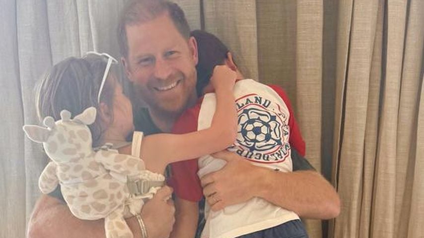 Meghan ehrt Papa Harry am Vatertag mit süßem Kuschelfoto