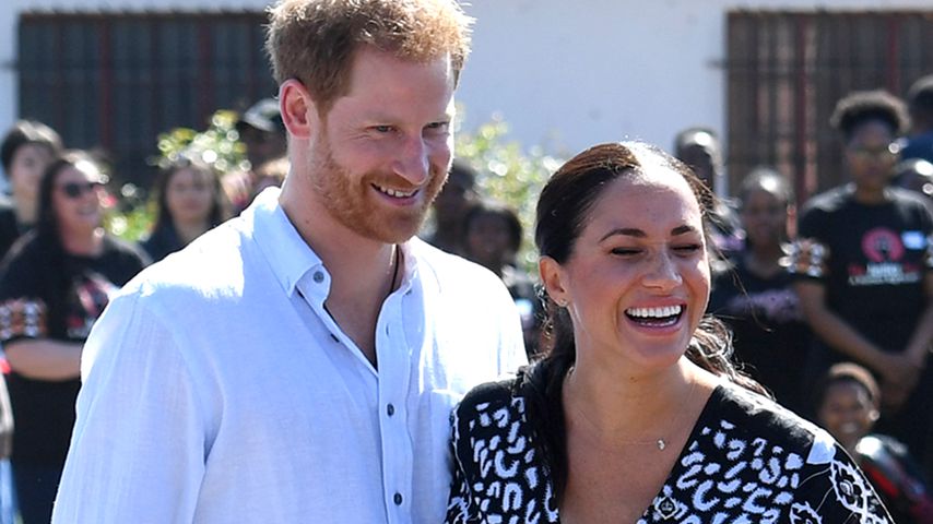 Schon wieder: Prinz Harry hilft seiner Meghan mit den Haaren