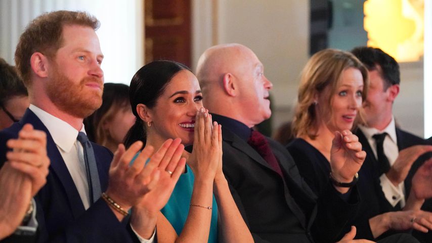 Süße Reaktion: Mann macht vor Harry und Meghan Heiratsantrag