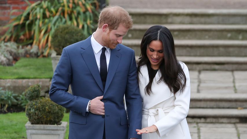 Prinz Harry und Herzogin Meghan betrachten den Verlobungsring