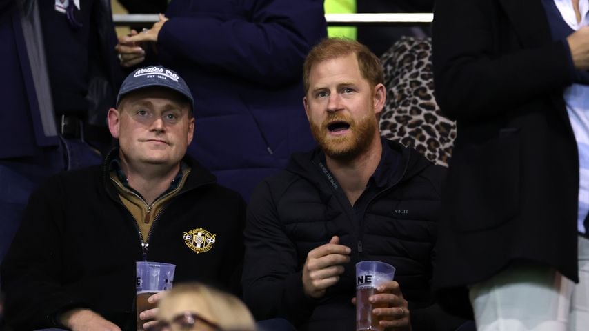 Prinz Harry und sein Sitznachbar verfolgen das Spiel Leicester Tigers gegen Gloucester Rugby im Mattioli Woods Welford Road Stadium